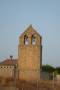 De la iglesia del pueblo sólo queda en pie la bonita torre en forma de espadaña y construida en piedra