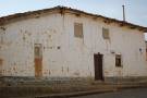 Antigua casa construida toda ella con adobe y barro. Material muy usado en la Sobarriba