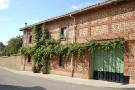 Casa construida con canto rodado, ladrillo rústico macizo y argamasa con la parra como elemento decorativo