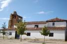 Iglesia del pueblo con su torre en forma de espadaña