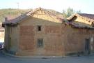 Antigua casa construida toda ella de adobe y barro. Material muy utilizado en la Sobarriba