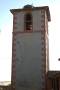 Iglesia del pueblo con su torre cuadrangular y tejado a cuatro aguas que rompe con la característica común de las demás torres de la Sobarriba en forma de espadaña