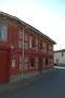 Casa con fachada construida al estilo José Alonso “Molleda”, que combina el canto rodado o morrillo, el ladrillo macizo rústico y la argamasa en perfecta armonía