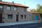 Casa de piedra y casa de adobe en perfecta convivencia