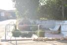 Pequeño estanque y jardín en una de las calles del pueblo