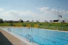 Piscinas Municipales al lado de la Casa Consistorial