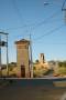 Torre existente al lado del cementerio construida de barro y adobe en forma de espadaña y transformador de luz hoy en desuso