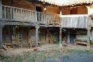 Bonito corredor perteneciente a la casa de Sinaito, que alberga gran cantidad de utensilios de labranza