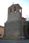 Iglesia del pueblo con torre en forma de espadaña