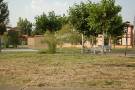 Bonito parque y jardín en la plaza del pueblo