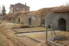 Bodegas situadas a las afueras del pueblo